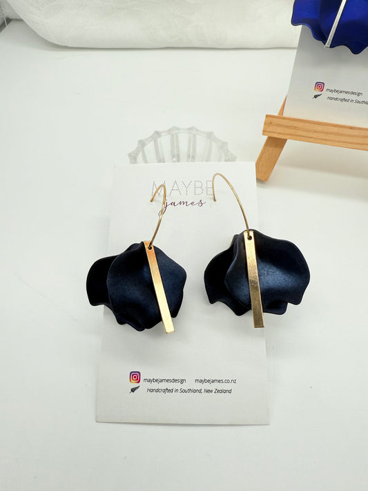 Minimalistic Elegant Petal 30mm Hoops